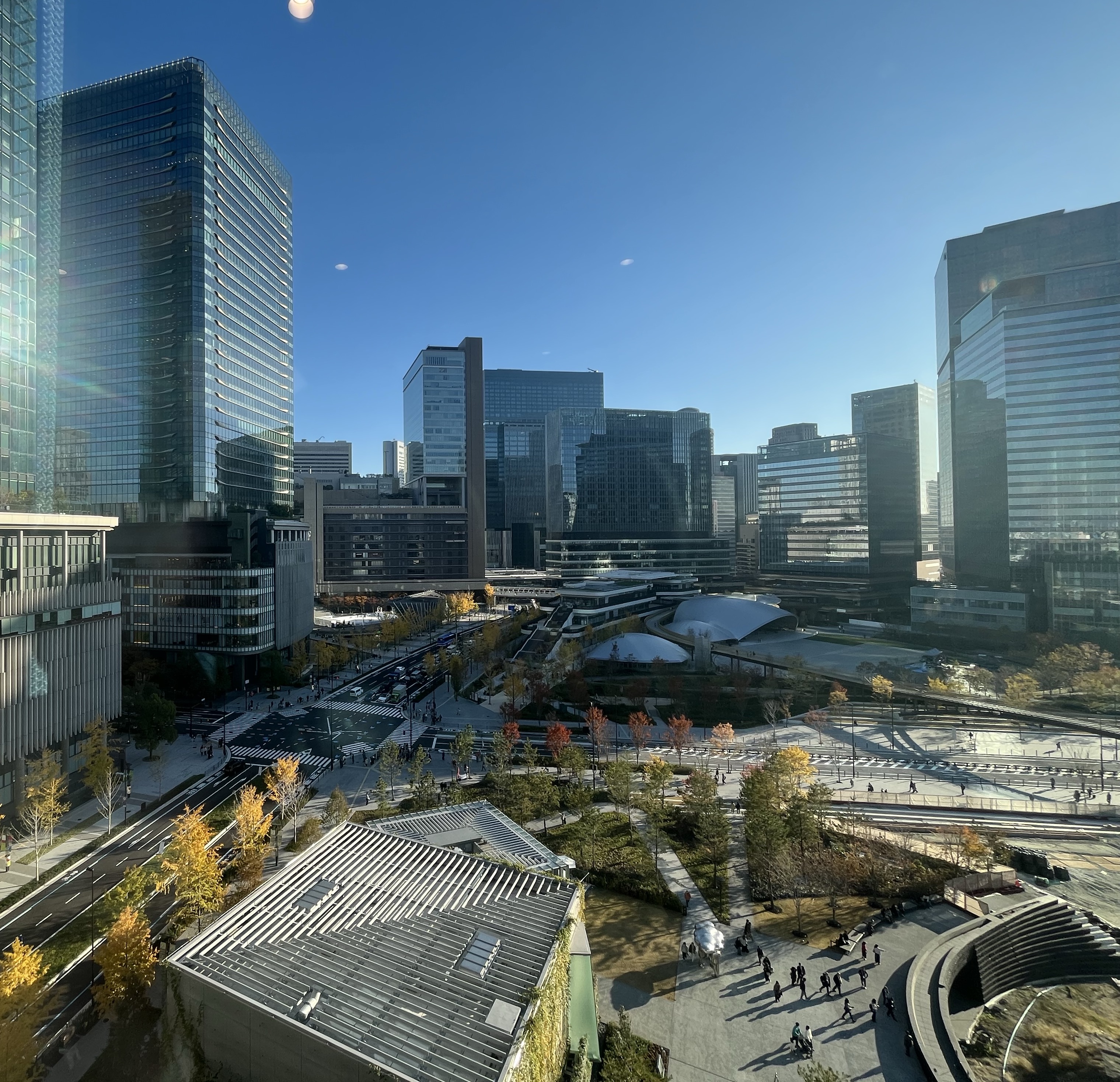 現代的なビジネス街の風景 - 企業の成長と未来への展望を象徴